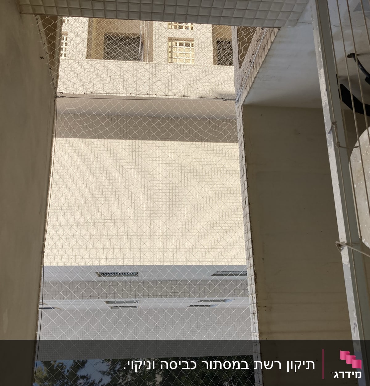 רשת למניעת כניסת יונים במרפסת בניין